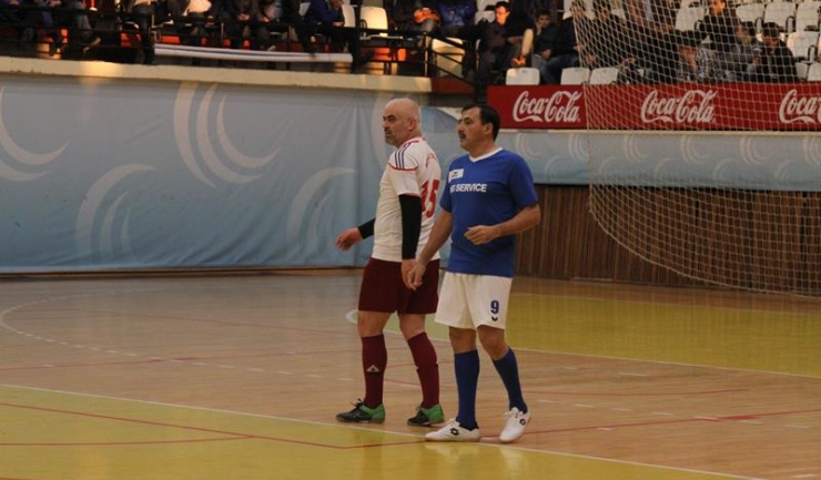 Gheorghe Blacioti (tricou albastru) punctează pentru Săgeata Stejaru în ambele turnee