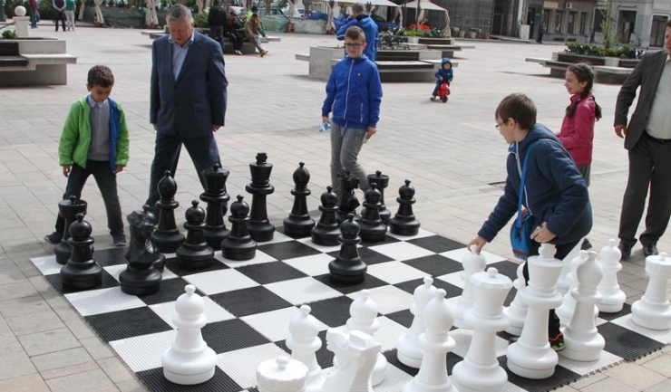 ...apoi a urmărit jocul de șah cu piese uriașe practicat de copii în Piața Ovidiu