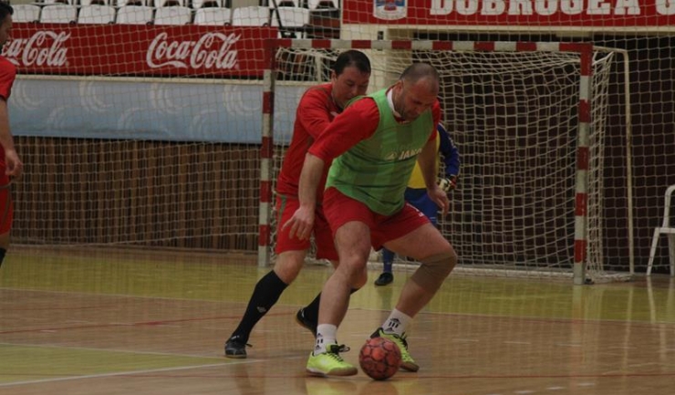 Vasile Vicol (vestă verde), atacantul echipei Telegraf, s-a luptat cu defensiva formaţiei FC Amicii