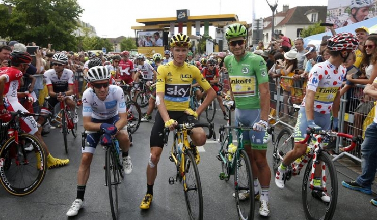Cei patru cicliști care au sosit la Paris îmbrăcați cu tricouri distincte: Adam Yates (tricoul alb, cel mai bun tânăr sub 25 de ani), Chris Froome (tricoul galben, primul în clasamentul general), Peter Sagan (tricoul verde, primul în clasamentul pe puncte