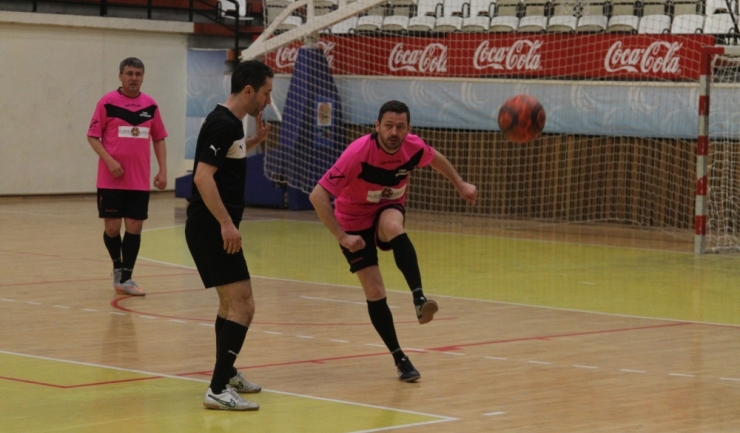 Cariocas Constanța (în negru-alb) a câştigat la pas meciul cu Liga Ofiţerilor, din grupa C
