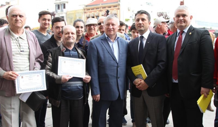 Anatoli Karpov a semnat pe diplomele oferite primilor clasați în concursul de șah organizat de Primăria Constanța