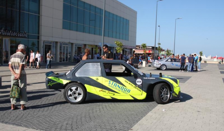 Mașinile de concurs au fost prezentate iubitorilor automobilismului