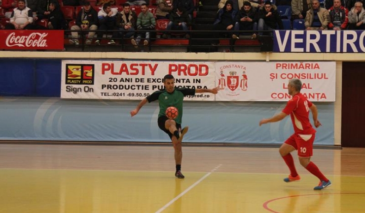 Cristi Şchiopu (la minge) a câştigat disputa cu Stelian Carabaş, din partida FC Constanţa Marina - Municipal