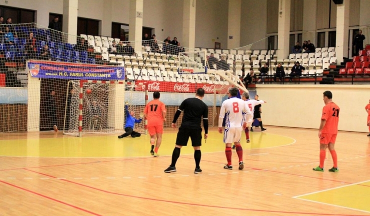 Mihai Guliu (ASC Săgeata Stejaru) a înscris în repriza a doua un gol foarte important din 7 metri, egalând la 2-2 în duelul cu Spada Oportun, din a doua semifinală a turneului „ultra old-boys”