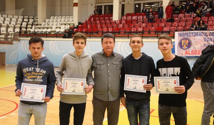 Tinerii arbitri Mădălin Bartic, Şerban Matei, Nicolae Lazer şi Nicolas Saven au primit câte o diplomă pentru debutul la Trofeul  „Telegraf”