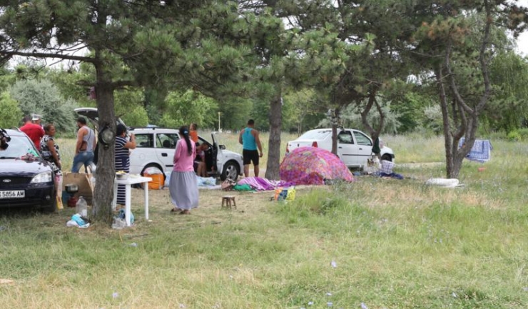 Mai mulți țigani din județul Dâmbovița au confundat o zonă din Parcul Tăbăcărie cu propria curte... și și-au întins fără rușine corturile pe spațiul verde