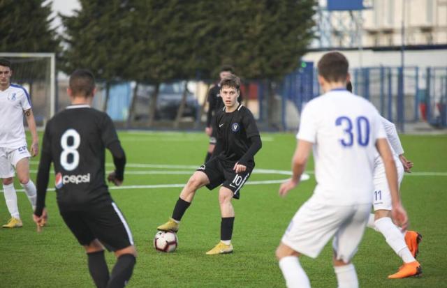 Răzvan Matiș (la balon) a înscris primul gol pentru Viitorul U19 în meciul de la Sibiu (sursa foto: academiahagi.ro)