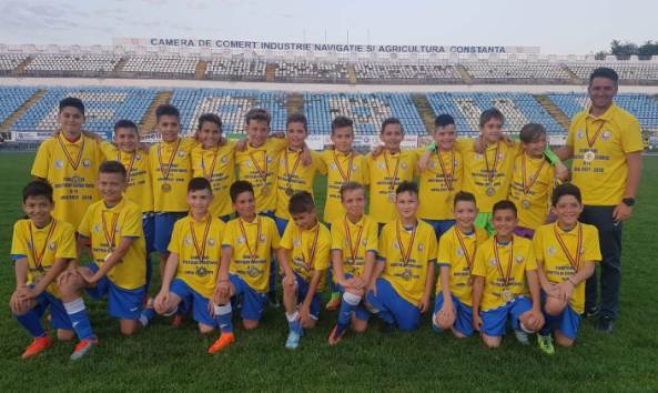 Academia Farul U11 (antrenor Bogdan Ciocănel) a câştigat faza judeţeană, învingând de două ori FC Viitorul