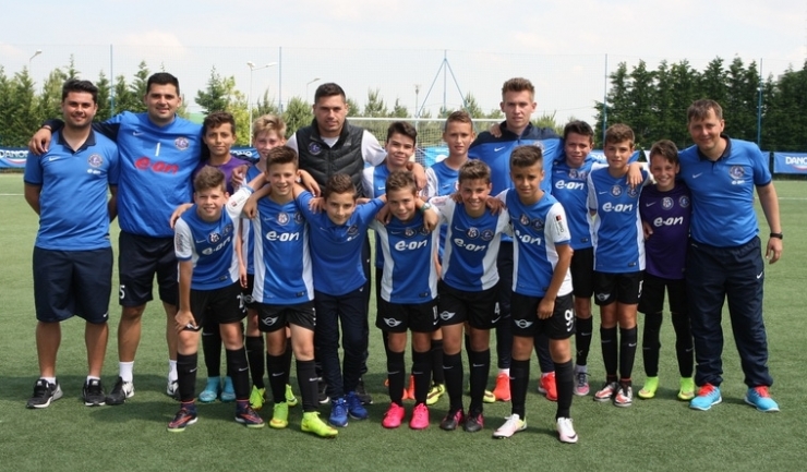 Jucătorii pregătiţi de Cosmin Constantin (primul din dreapta) au câştigat Grupa B