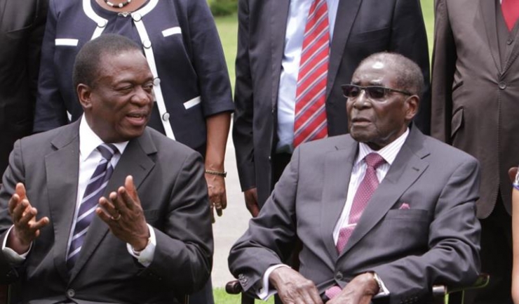 Emmerson Mnangagwa (stânga) s-a ocupat de represiunea în timpul dictaturii lui Robert Mugabe (dreapta)