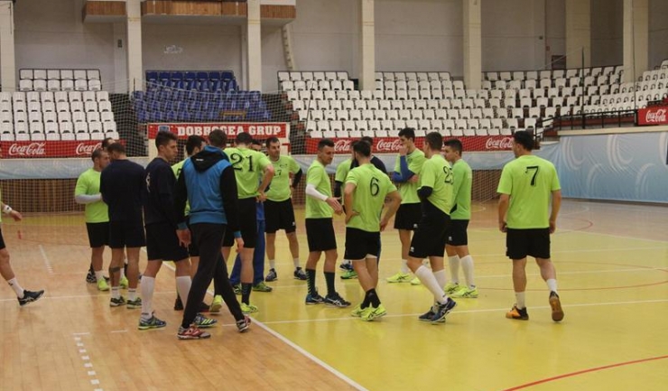 Jucătorii antrenaţi de Djordje Cirkovic şi Marko Sesum susţin marţi primul test din acest an