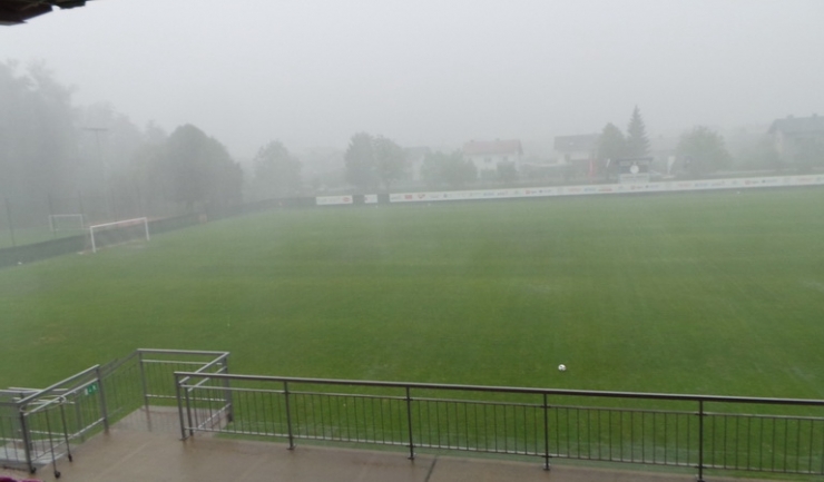 Ploaia torenţială a făcut ca stadionul din Bakovci să devină impracticabil