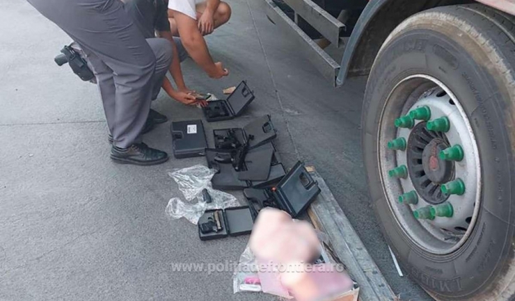 1.520 de arme neletale, descoperite de polițiștii de frontieră într-un camion de la frontiera Isaccea