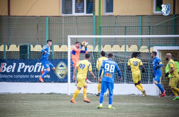 Portarul Raul Avram a avut patru intervenţii salvatoare în meciul de la Clinceni (sursa foto: Facebook FC Farul Constanţa)