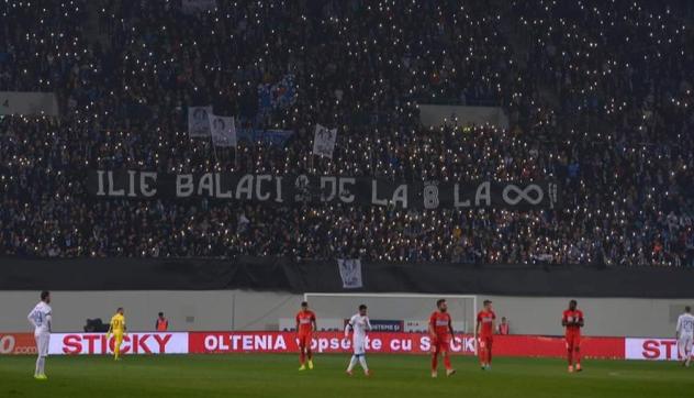 În memoria lui Ilie Balaci a fost afişat un banner special (sursa foto: Facebook Universitatea Craiova)