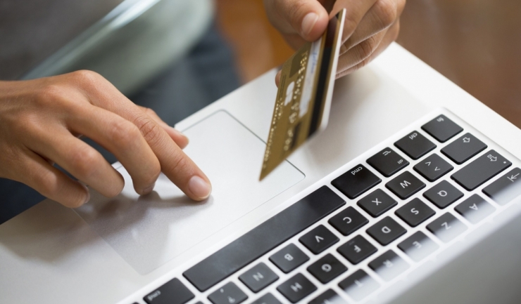 Procesatorii de plăți estimează o creștere cu 30% a plăților online, la ediția din acest an a Black Friday. Cardurile de cumpărături în rate, preferate de români