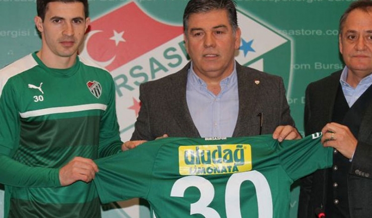 Bursaspor i-a repartizat lui Bogdan Stancu (stânga) tricoul cu numărul 30