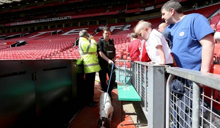 Un câine special antrenat în acest scop a „găsit” bomba falsă în toaletele stadionului Old Trafford