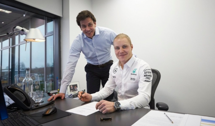 Valtteri Bottas a semnat contractul cu Mercedes alături de managerul Toto Wolff.