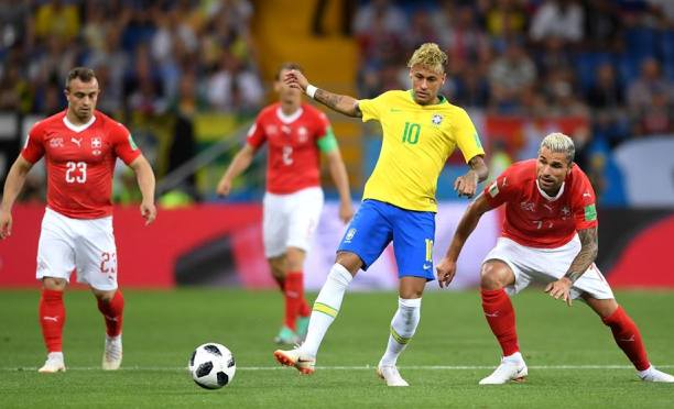 Elveţienii au rezistat presiunii brazilienilor, blocându-l şi pe Neymar (sursa foto: Facebook FIFA World Cup)