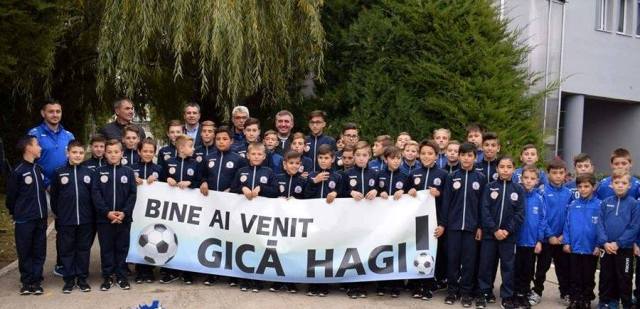 Micuţii fotbalişti din Cumpăna au fost vizitaţi de Gheorghe Hagi (sursa foto: Facebook Club Sportiv Victoria Cumpana)