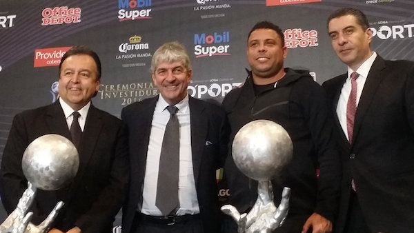 Foștii golgheteri Paolo Rossi și Ronaldo Nazario de Lima (în mijlocul imaginii) au ajuns în „Hall of Fame”-ul fotbalului mondial