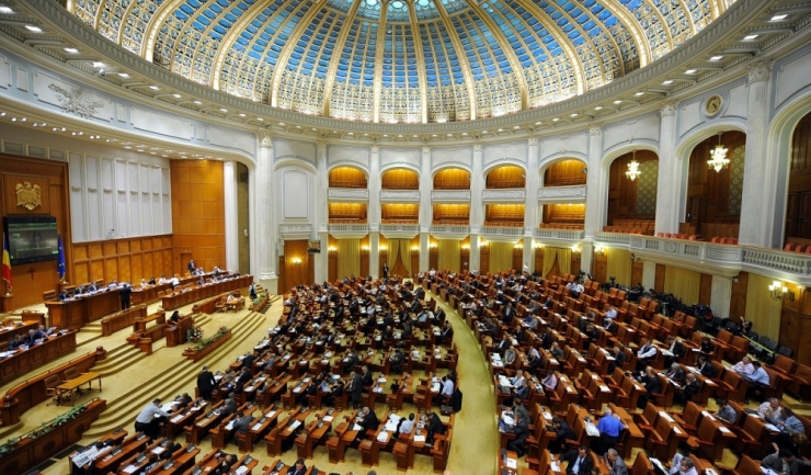 Parlamentarii se întorc luni la muncă pentru o sesiune care stă sub semnul alegerilor locale