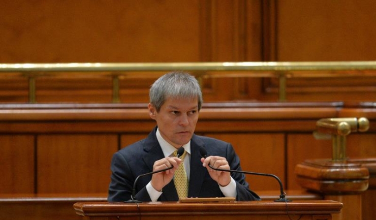 Premierul Dacian Cioloș a explicat în Parlament de ce a schimbat 30 de prefecți și subprefecți
