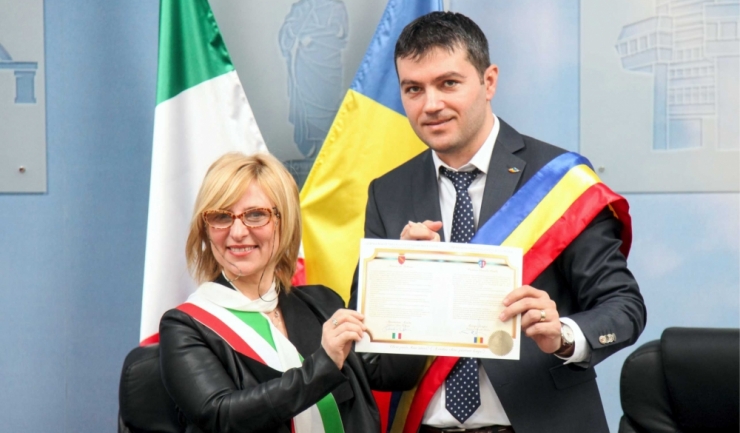 Primarul orașului italian Sulmona, Annamaria Casini, a semnat un acord de colaborare cu edilul din Ovidiu, George Scupra