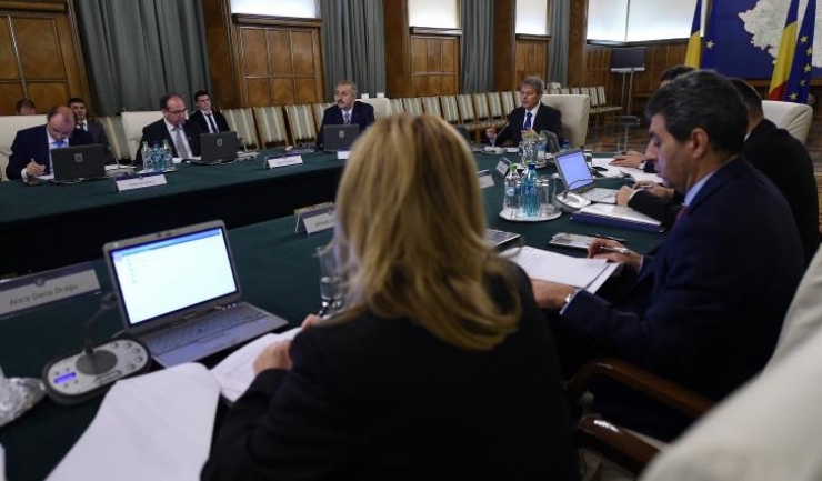 Patru dintre miniștrii Guvernului Cioloș şi-au luat concediu de la Bruxelles ca să poată fi „angajaţi în Guvernul Cioloş”