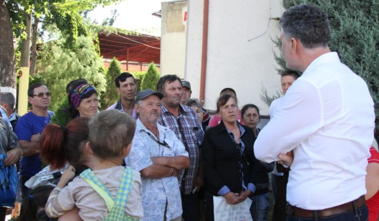 20 de familii care stau ilegal în cartierul Midia Sat din Năvodari au încercat să-l înduplece pe primarul Florin Chelaru să nu le demoleze locuințele