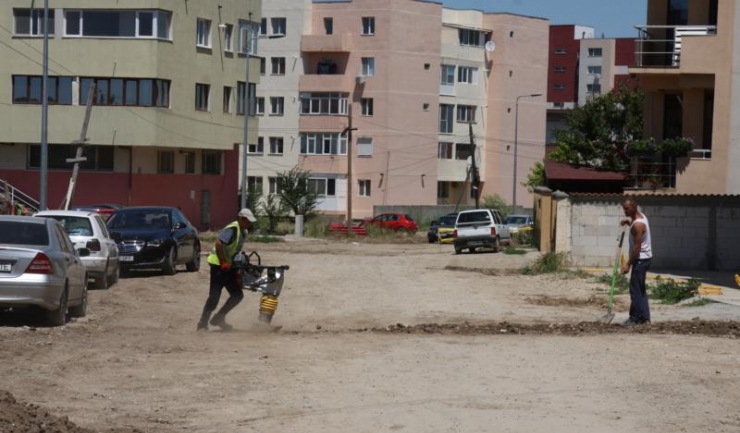 Până în 15 septembrie vor fi asfaltate 22 de străzi din cartierele Compozitorilor, Baba Novac și Palazu Mare