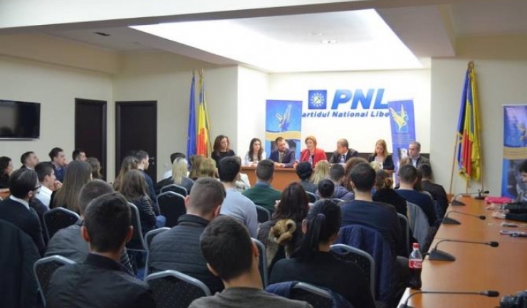 PNL a reapărut pe scena politică românească în 15 ianuarie 1990 după ce timp de aproximativ 40 de ani a fost scos în afara legii de comuniști