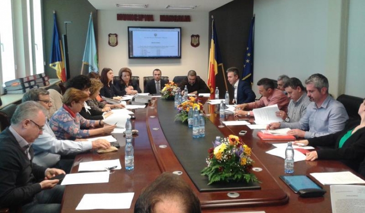 Primarul Mangaliei, Cristian Radu, vrea să-i convingă pe consilierii locali ai PSD să voteze proiectul privind asfaltarea și plombarea străzilor, prezentând o inițiativă cetățenească