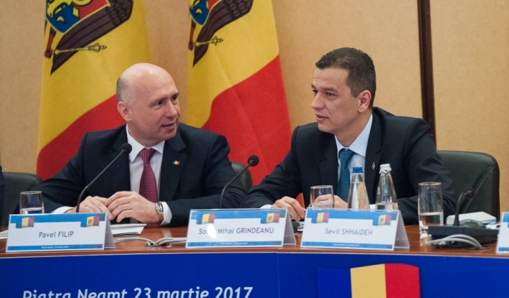 Premierii României (dreapta) și Republicii Moldova (stânga), Sorin Grindeanu și Pavel Filip, s-au întâlnit, joi, la Piatra Neamț și au discutat despre deblocarea punctelor de frontieră dintre cele două state