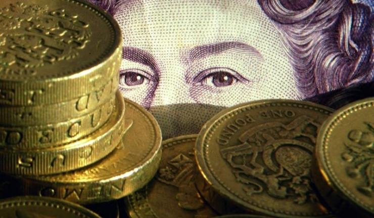 Lira sterlină a scăzut puternic joi, după ce Banca Angliei a redus dobânda-cheie la 0,25%