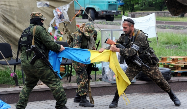 Separatiştii pro-ruşi rup un steag al Ucrainei