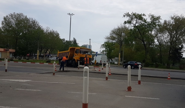 Echipele SC Confort Urban SRL lucrau de zor, luni, la repararea tramei stradale de la intersecția bulevardului Mamaia cu bulevardul Aurel Vlaicu