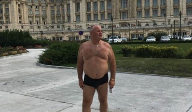Dumitru Zmău, fost lider al filialei locale ALDE Botoșani, s-a fotografiat doar în chiloți la Palatul Parlamentului, protestând împotriva lui Daniel Constantin
