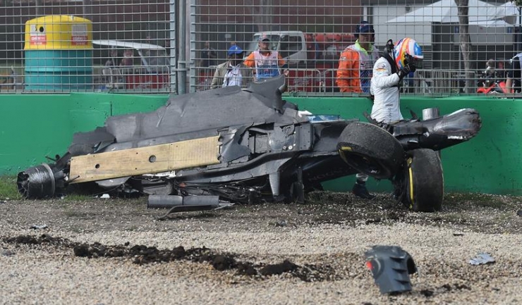 Vă vine să credeți? Fernando Alonso face semn că totul este OK după ce a scăpat din mormanul de fiare în care s-a transformat monopostul său McLaren-Honda...