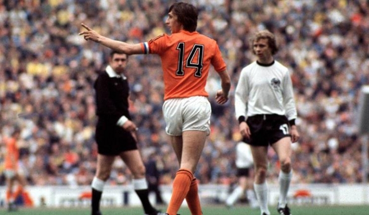 Johan Cruyff purtând legendarul număr 14 pe tricoul portocaliu și banderola de căpitan al naționalei Olandei