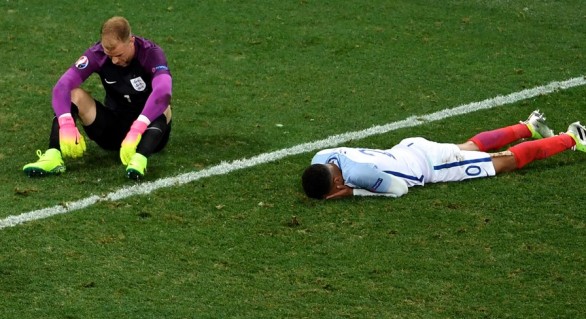 Jucătorii englezi, la pământ după eliminarea din optimile EURO 2016
