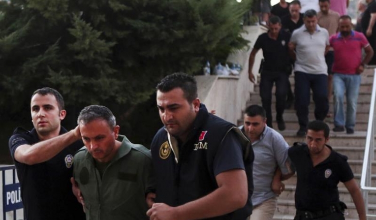 Procurorii turci au emis mandate de arestare pe numele a 333 de angajaţi ai armatei din Turcia