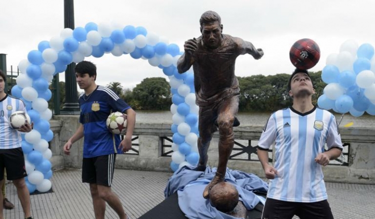 Fanii lui Lionel Messi s-au fotografiat cu statuia idolului lor