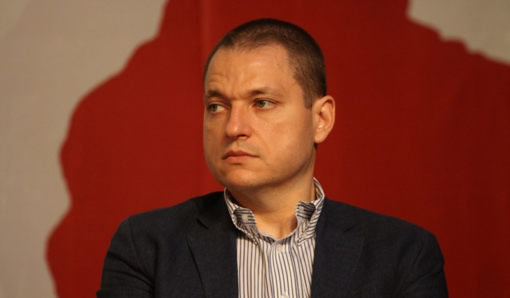 Ministrul demisionar al Turismului, Mircea Titus Dobre, a dezvăluit că, sâmbătă, a fost sunat de un om al lui Victor Ponta pentru a-l trăda pe Liviu Dragnea și a rămâne în Guvern alături de Sorin Grindeanu