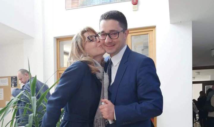Noul decan al Baroului Constanța, felicitat de soția sa (Sursa foto - Facebook Cristina Filișan)