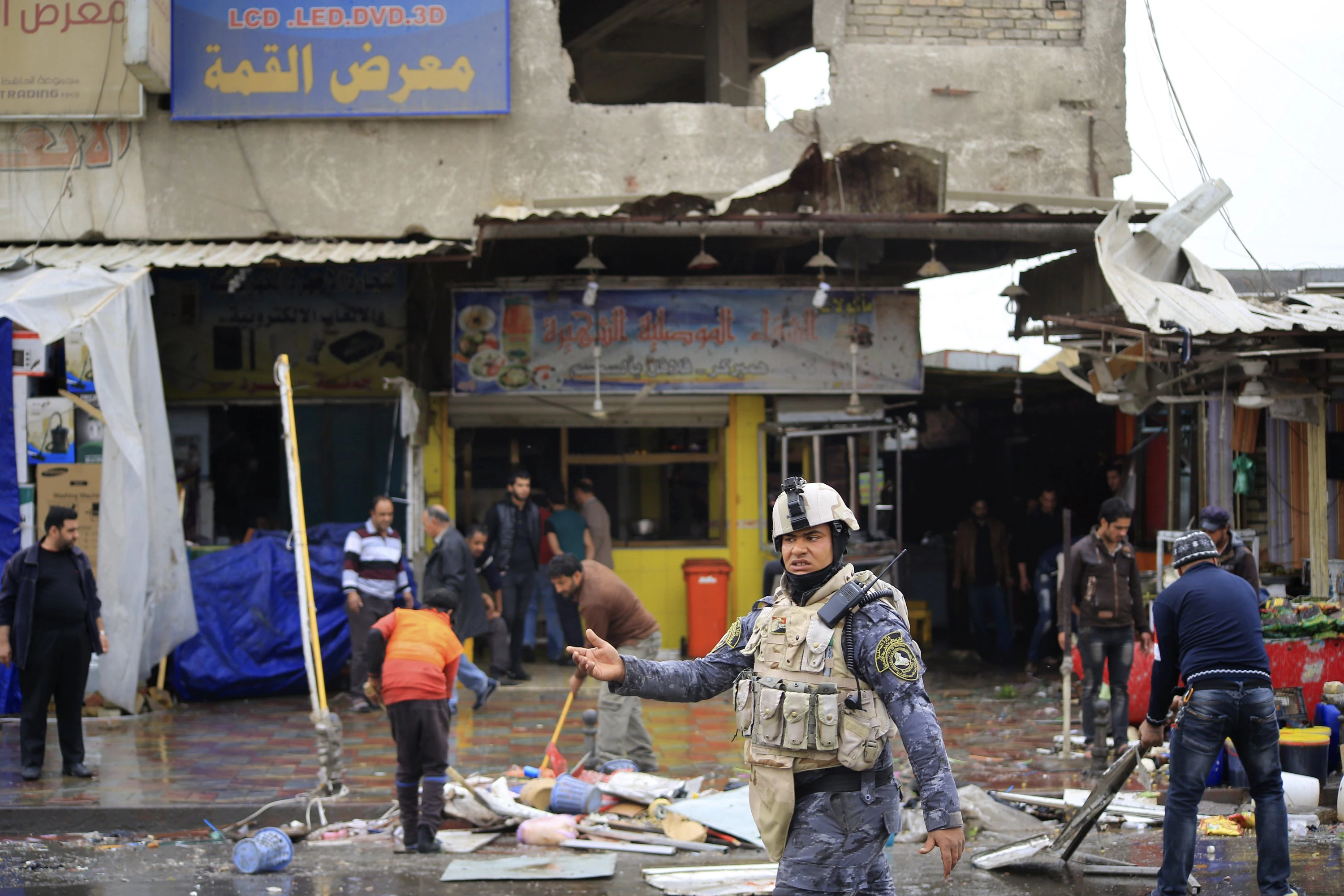 Atentate sângeroase la Bagdad  	Cel puțin 22 de persoane au fost ucise, duminică, în apropierea unei piețe din Sadr, cartier cu populație majoritar șiită al capitalei irakiene. În atacuri au fost rănite alte 55 de persoane. Potrivit unor responsabili irak