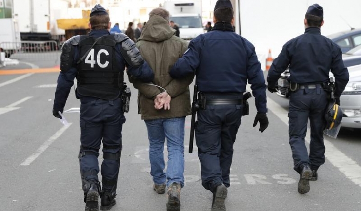Opt persoane care făceau parte dintr-o organizație de extremă dreapta au fost arestate lângă Paris