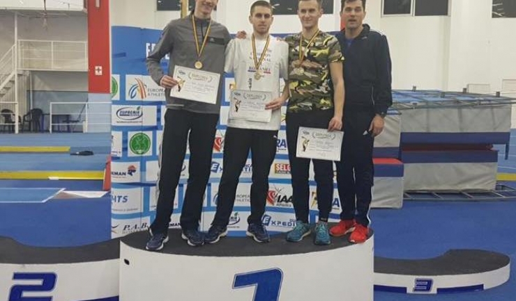 Antrenorul Alin Larion (dreapta) alături de medaliații probei de 60 m garduri tineret: Adrian Boldeanu (campionul, în centru), Radu Costache (stânga) și Cristian Nedelcu